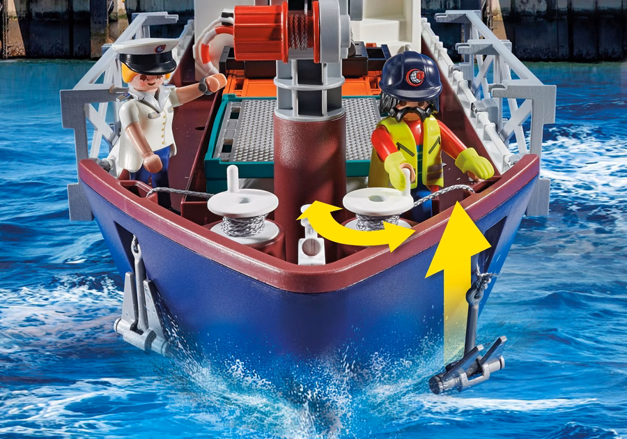 Frachtschiff mit Boot