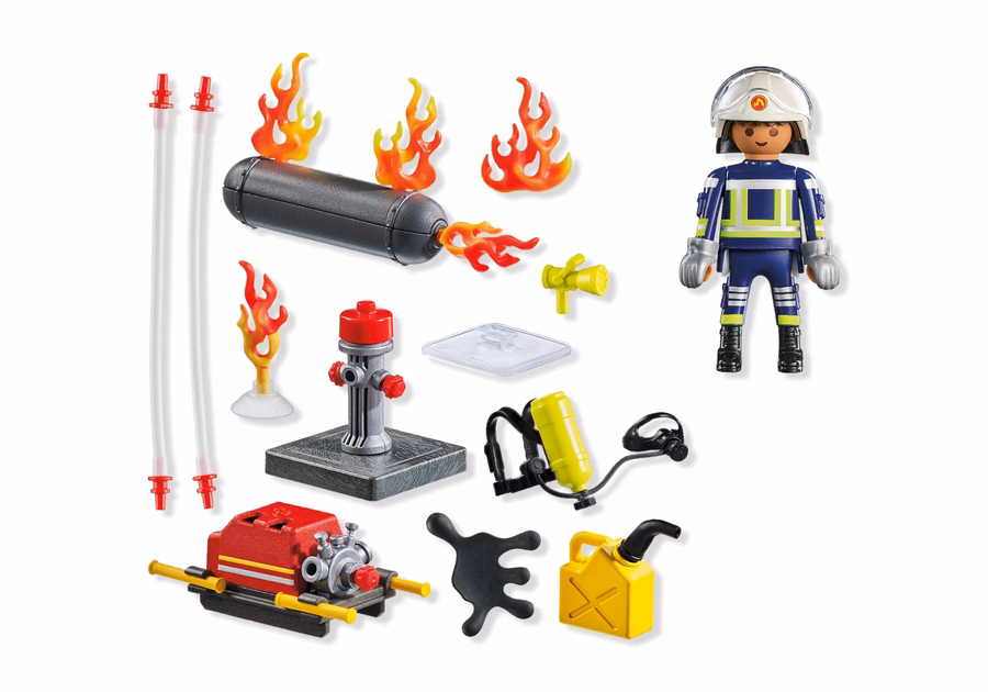 Feuerwehrmann mit Wasserpumpe