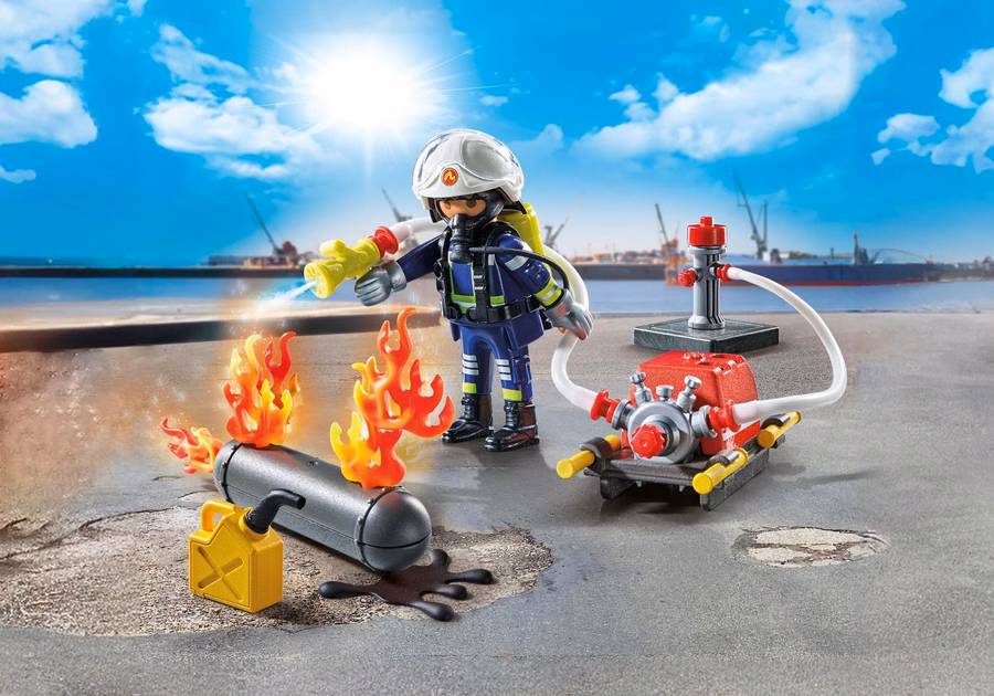 Feuerwehrmann mit Wasserpumpe